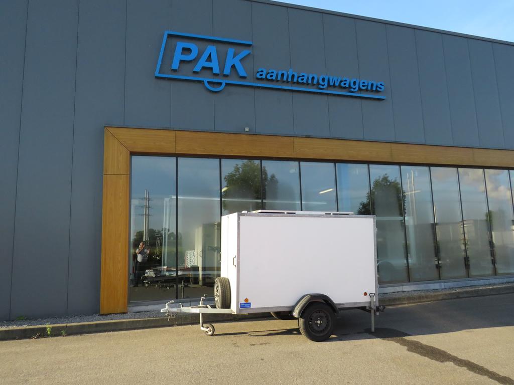 Roca Gesloten aanhangwagen enkelas 250x128x150cm 750kg